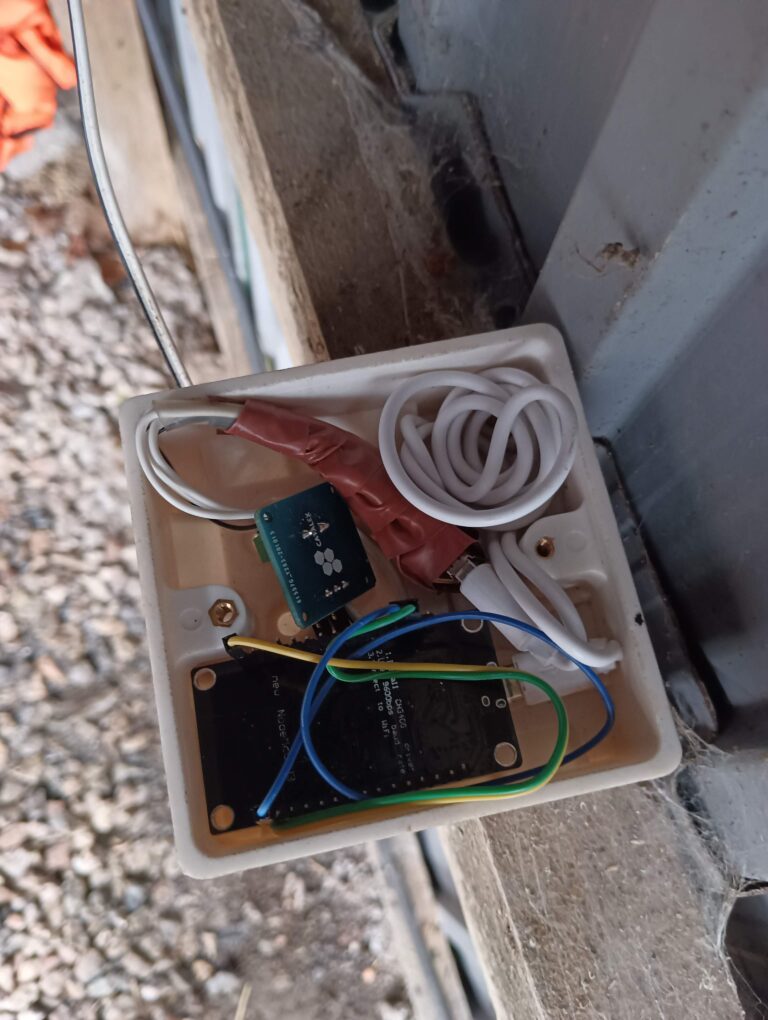 Super mega deluxe wireless voltage measuring device