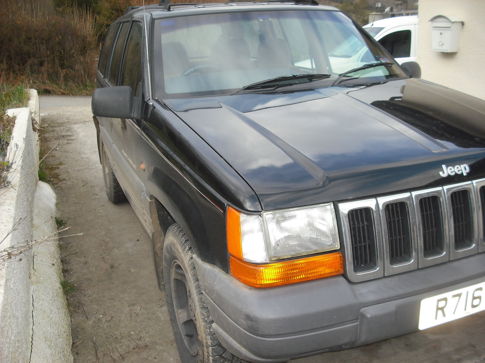 Keep Grand Cherokee. Terrible car. 4.6l straight six that was neither powerful nor economical. I believe these were built in Spain and the quality was very low. Big panel gaps, lots of rattles. When I sold it, the rear brake hose burst during the test drive and I was forced to drop the price even lower
